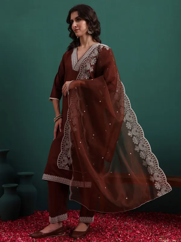Women's_Silk_Blend_Embroidery_Straight_Kurta_Pant_With_Dupatta