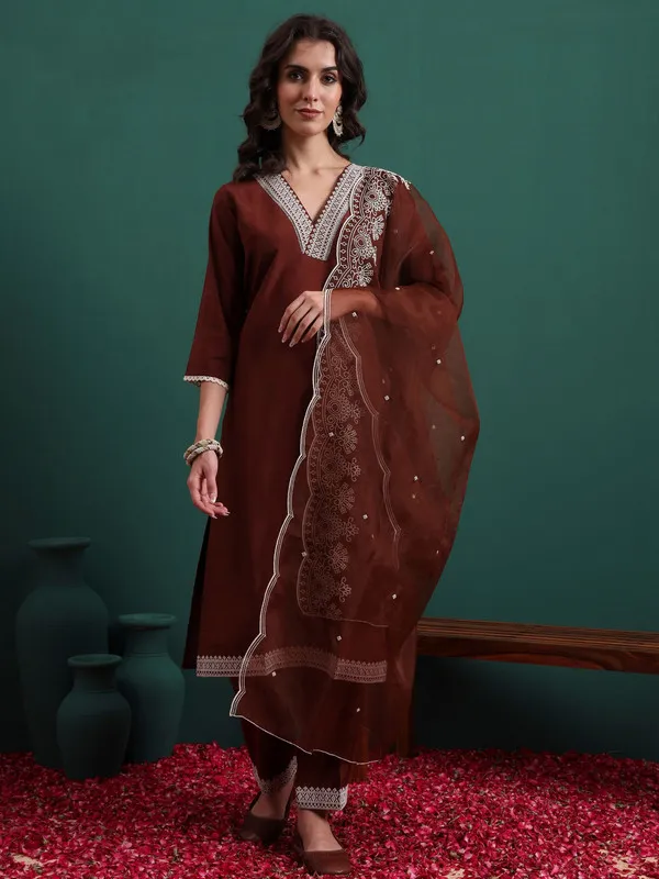 Womens_Silk_Blend_Embroidery_Straight_Kurta_Pant_With_Dupatta