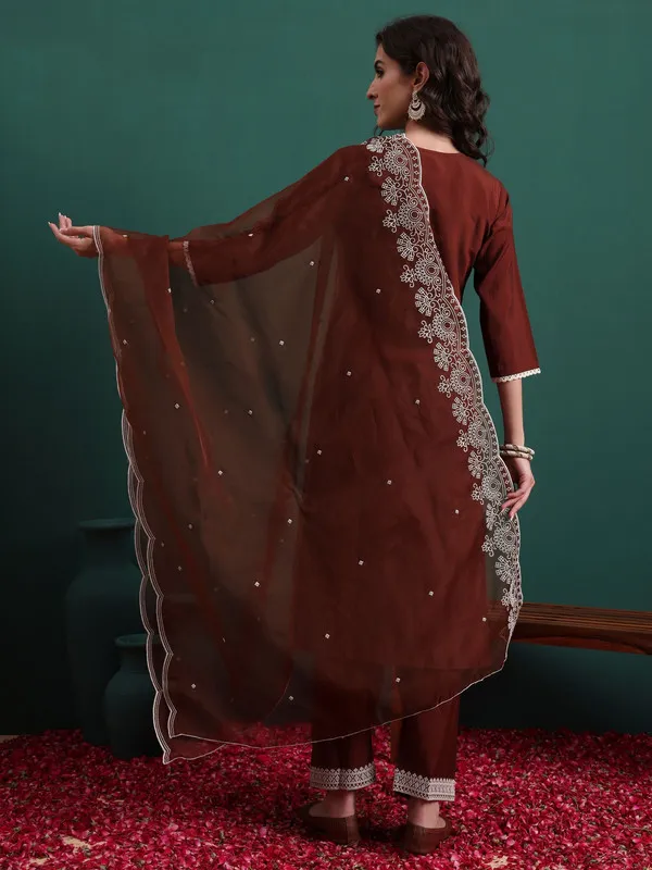 Womens_Silk_Blend_Embroidery_Straight_Kurta_Pant_With_Dupatta