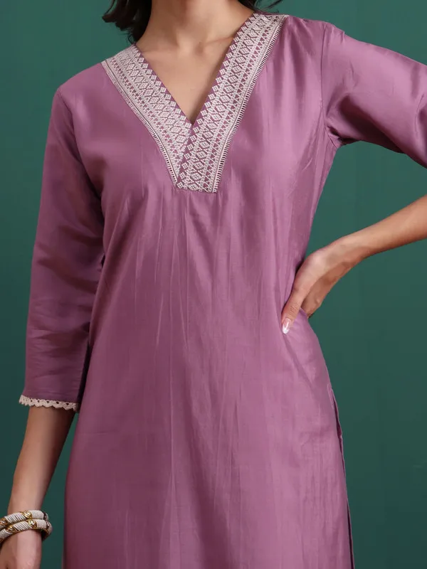 Women's_Silk_Blend_Embroidery_Straight_Kurta_Pant_With_Dupatta