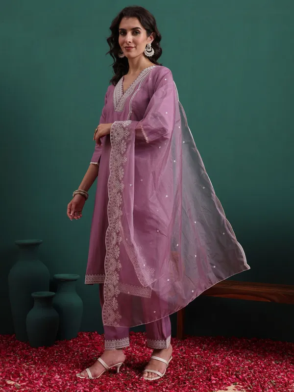 Women's_Silk_Blend_Embroidery_Straight_Kurta_Pant_With_Dupatta