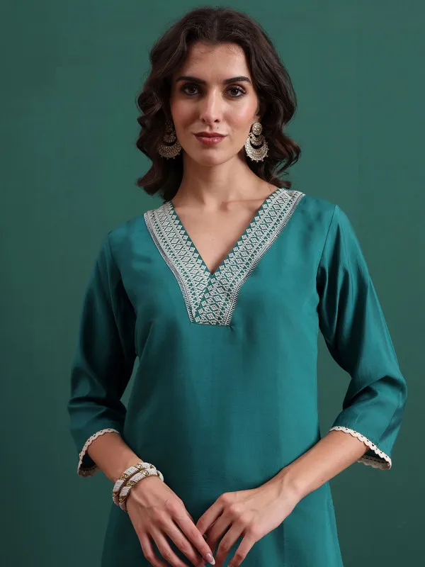 Womens_Silk_Blend_Embroidery_Straight_Kurta_Pant_With_Dupatta
