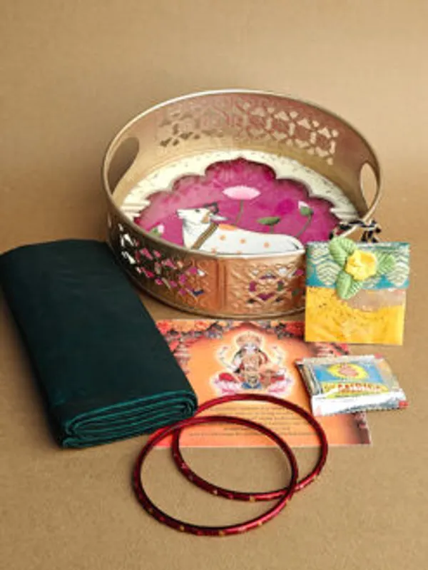Pichwai_Metal_Tray_6_Inch_Gift_Hamper