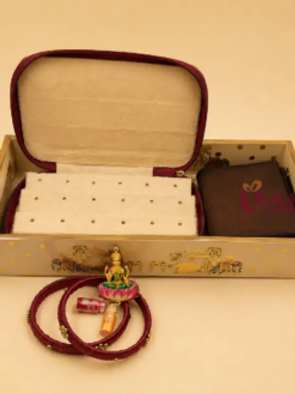 Lacquered_Wood_Traditional_Return_Gift_Hamper_With_Paithani_Earring_Box