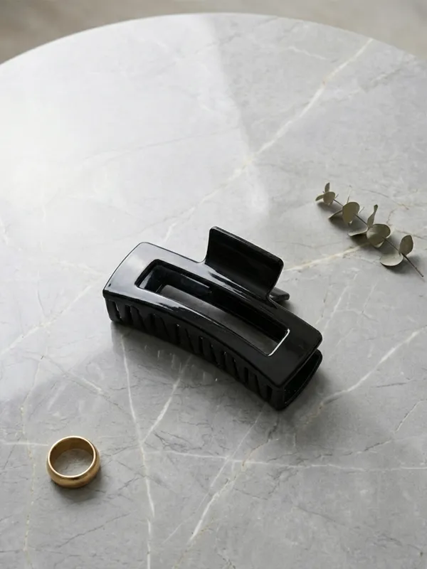 Black_Plastic_Claw_Clips_For_Women_(Pack_of_4_)