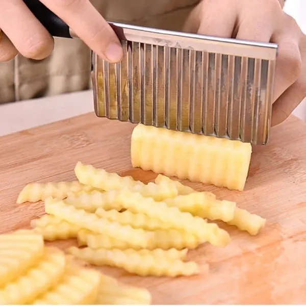 Metal_Ribbed_Grill_Pan_With_Black_Handle