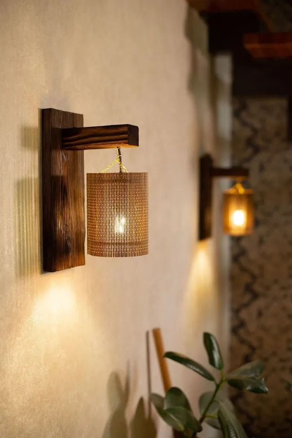 Rustic_Bamboo_Slats_Wall_Sconce_with_Wooden_Bracket