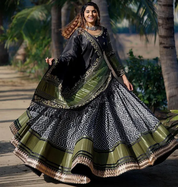 Black_Designer_Lehngha_Real_Mirror_Work_With_Attached_Dupatta
