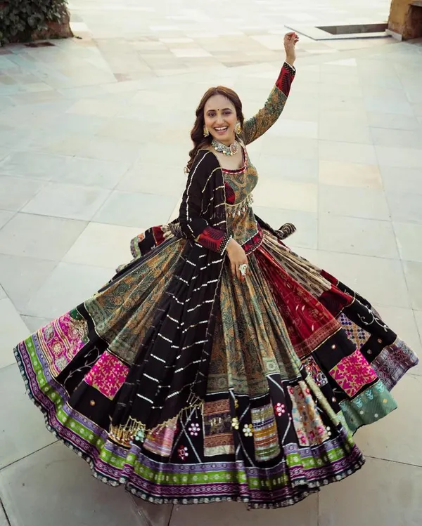 Black_Lehenga_Choli_With_Mirror_Work_And_Attached_Black_Dupatta