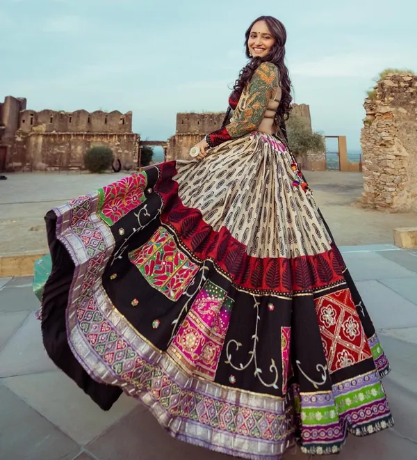 Black_Lehenga_Choli_With_Mirror_Work_And_Attached_Black_Dupatta