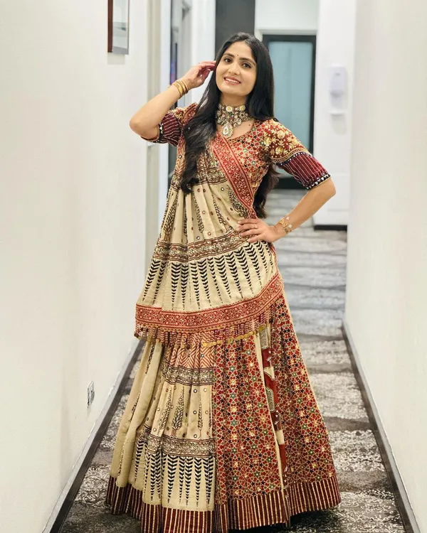Cream_Lehngha_Choli_With_Mirror_Work_And_Attached_Maroon_Dupatta