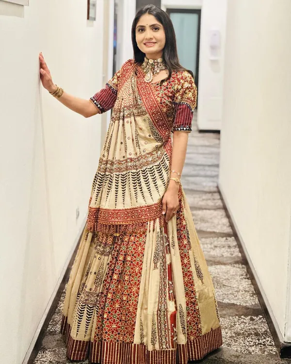 Cream_Lehngha_Choli_With_Mirror_Work_And_Attached_Maroon_Dupatta