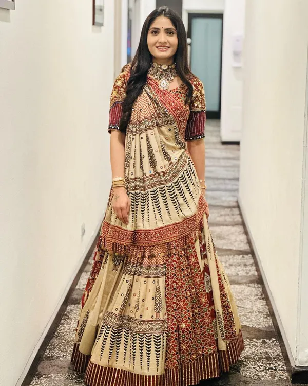 Cream_Lehngha_Choli_With_Mirror_Work_And_Attached_Maroon_Dupatta
