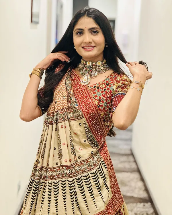 Cream_Lehngha_Choli_With_Mirror_Work_And_Attached_Maroon_Dupatta
