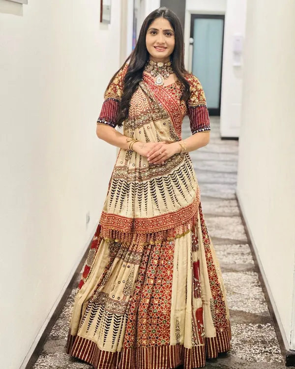 Cream_Lehngha_Choli_With_Mirror_Work_And_Attached_Maroon_Dupatta