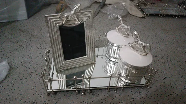 Metal_Deer_Motif_Vanity_Set_With_Mirror