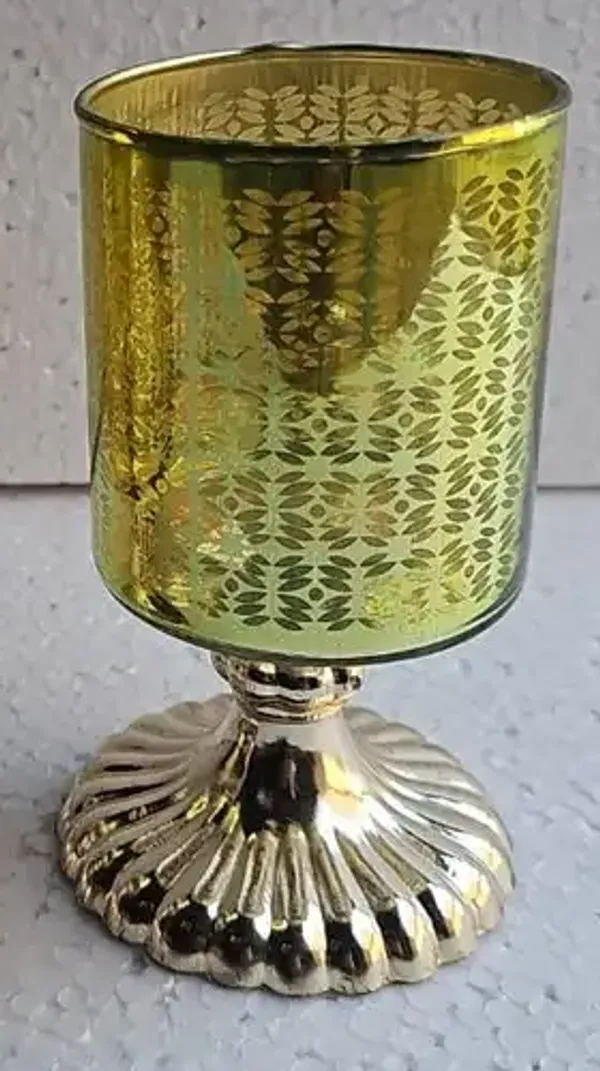 Gold_Finish_Leaf_Pattern_Pedestal_Candle_Holder