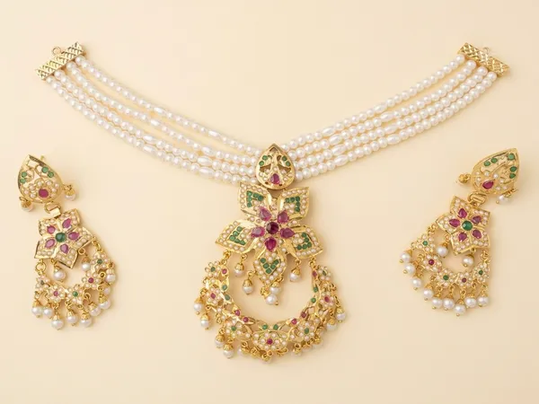 Gold_Metal__And_Synthetic_Pearl_Necklace_Set_For_Women