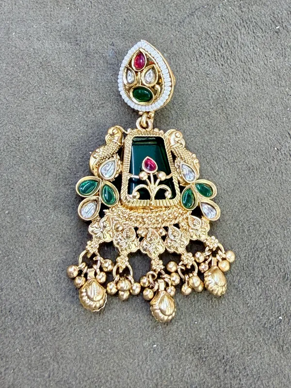 Gold_Metal_Jhumka_Earrings_For_Women