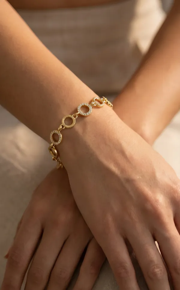 Elegant_Gold-Tone_Crystal_Chain_Necklace_|_Minimal_Floral_Circle_Design