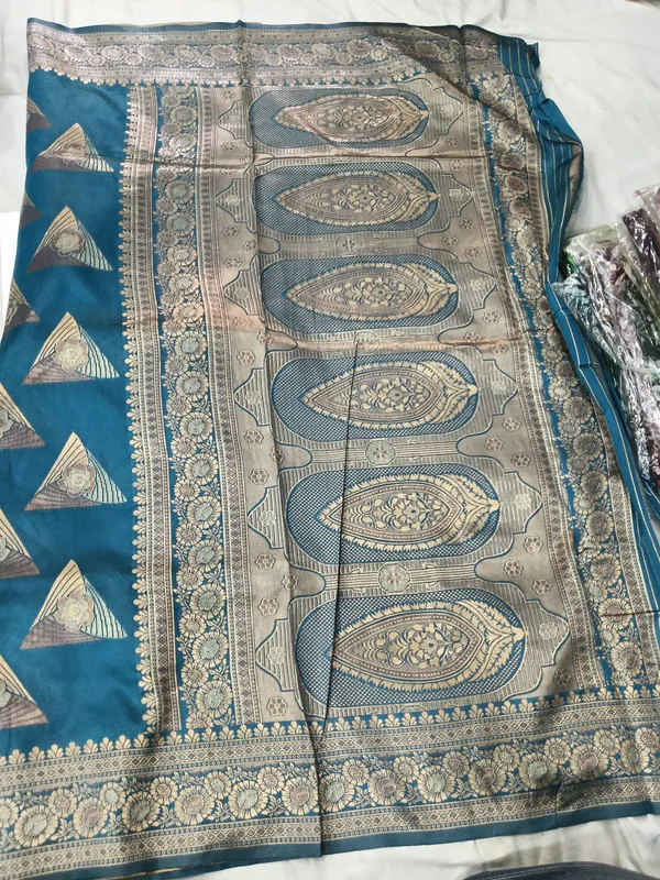Art_Silk_Zari_Woven_Desigenr_Pallu_Saree_For_Women