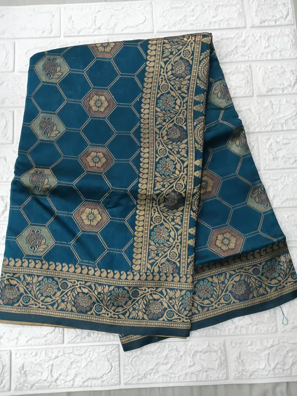 Art_Silk_Zari_Woven_Desigenr_Pallu_Saree_For_Women