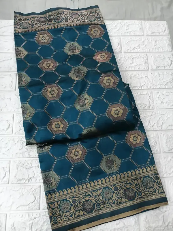 Art_Silk_Zari_Woven_Desigenr_Pallu_Saree_For_Women
