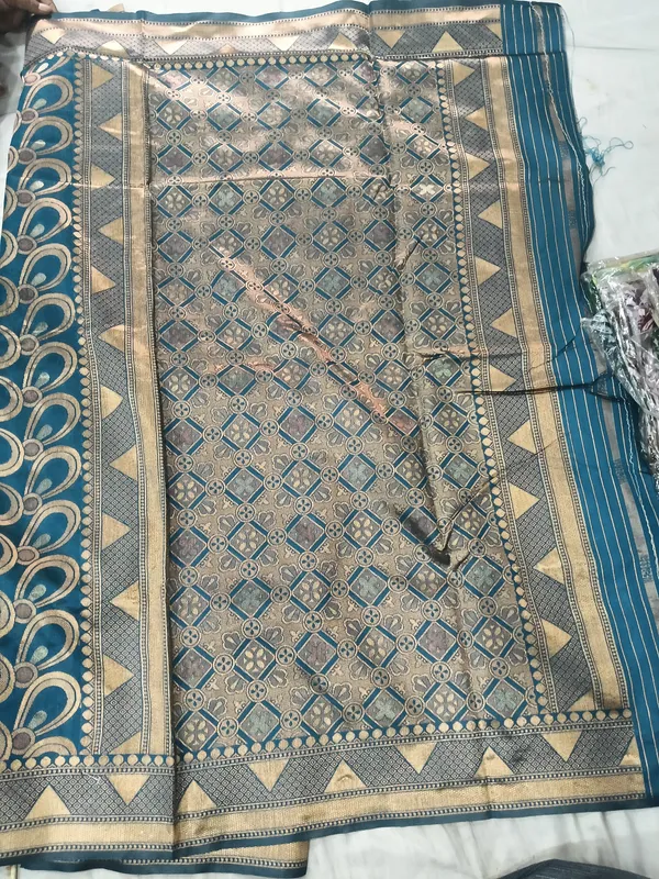 Art_Silk_Zari_Woven_Desigenr_Pallu_Saree_For_Women