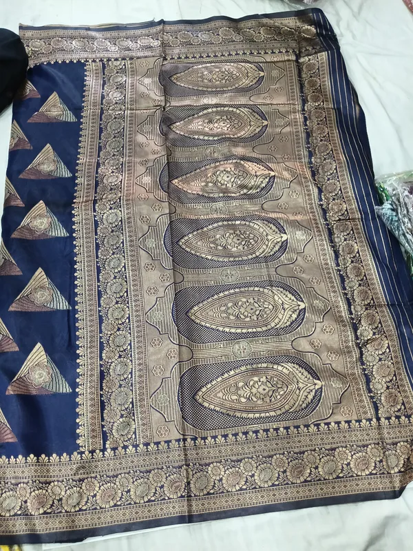 Art_Silk_Zari_Woven_Desigenr_Pallu_Saree_For_Women