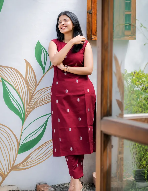 Maroon_Sleeveless_Straight_Kurta_for_Women