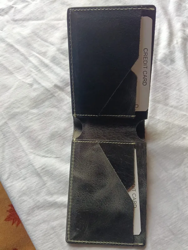 Black_Genuine_Leather_V-Cut_Bifold_Wallet_For_Men