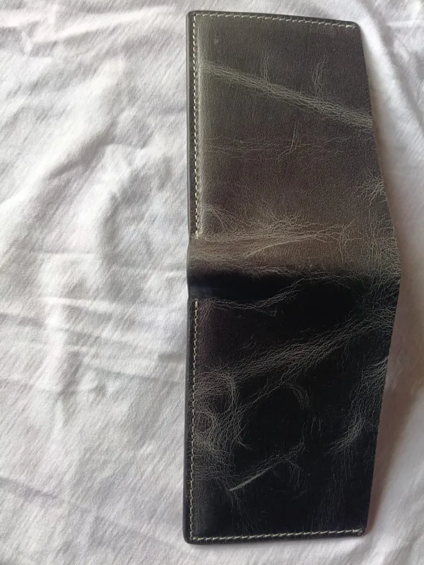 Black_Genuine_Leather_V-Cut_Bifold_Wallet_For_Men