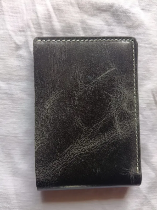 Black_Genuine_Leather_V-Cut_Bifold_Wallet_For_Men