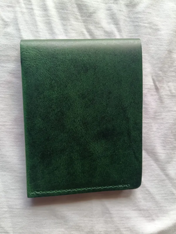 Green_Genuine_Leather_Moon-Cut_Bifold_Wallet_For_Men