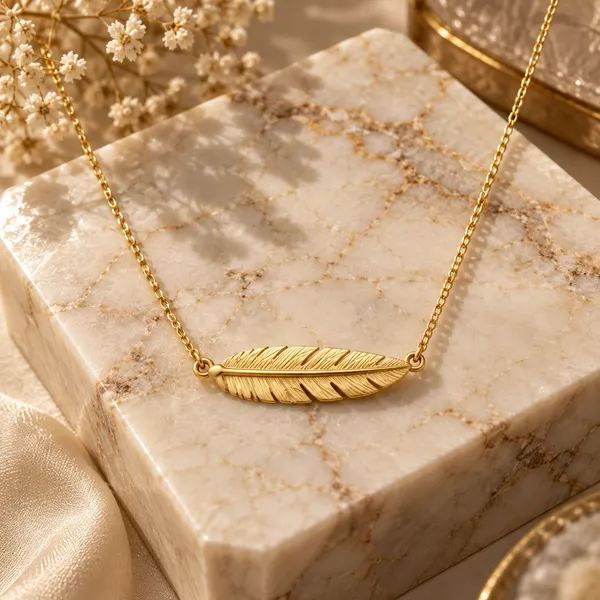 Gold_Metal_Leaf_Pendant_Necklace_For_Women