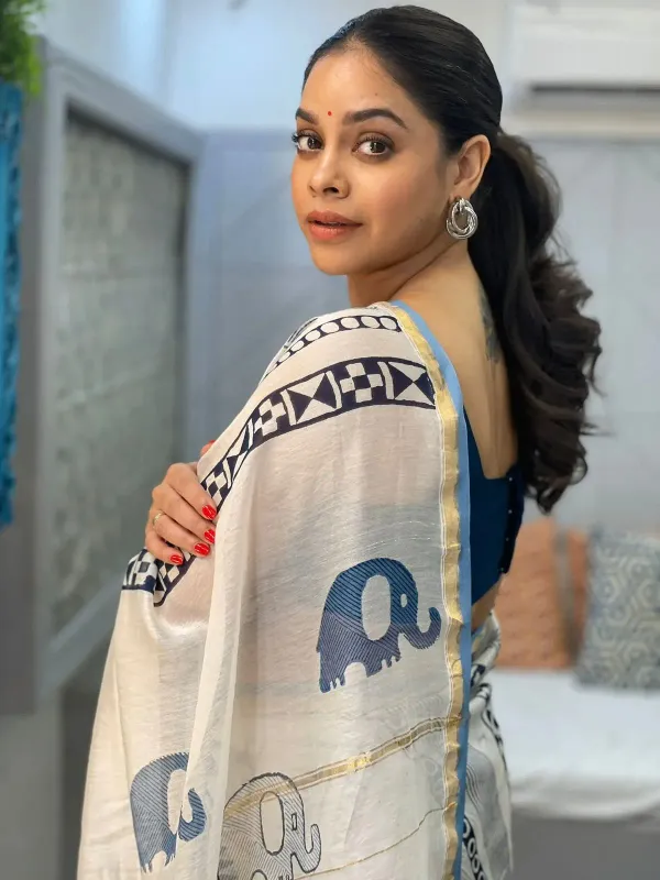 Linen_Cotton_Saree_With_Golden_Zari_Piping_Border_Latkan_Batik_Printed_Blouse