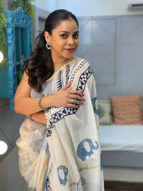 Linen_Cotton_Saree_With_Golden_Zari_Piping_Border_Latkan_Batik_Printed_Blouse
