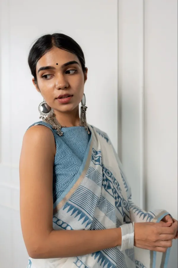 Linen_Cotton_Saree_With_Golden_Zari_Piping_Border_Latkan_Batik_Printed_Blouse