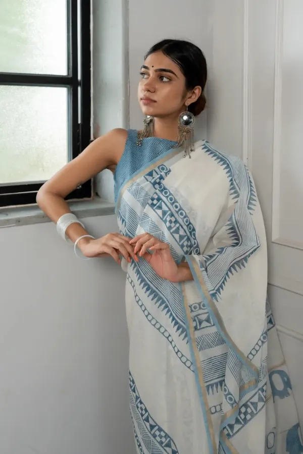 Linen_Cotton_Saree_With_Golden_Zari_Piping_Border_Latkan_Batik_Printed_Blouse