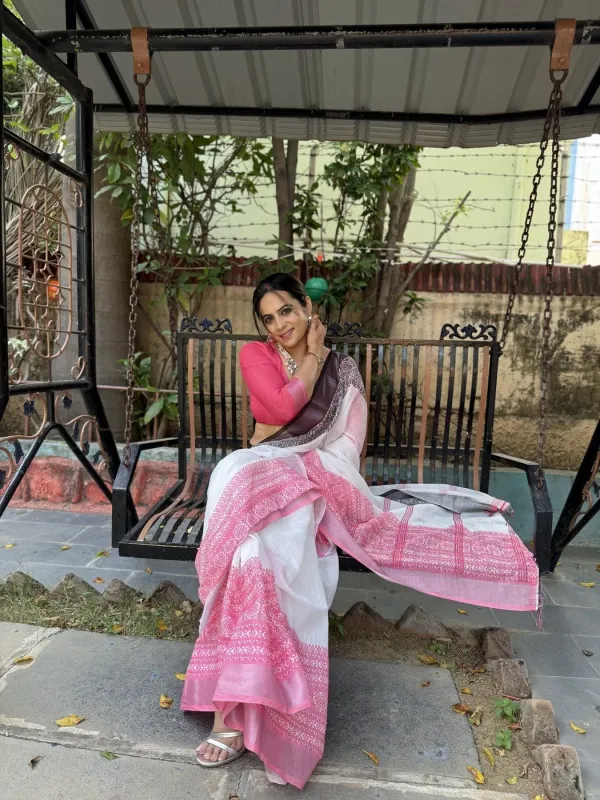 Elegant_White_And_Pink_Pure_Linen_Digital_Printed_Saree_With_Black_Border_Tassels_And_Blouse_Piece_Intricate_Floral_And_Geometric_Design