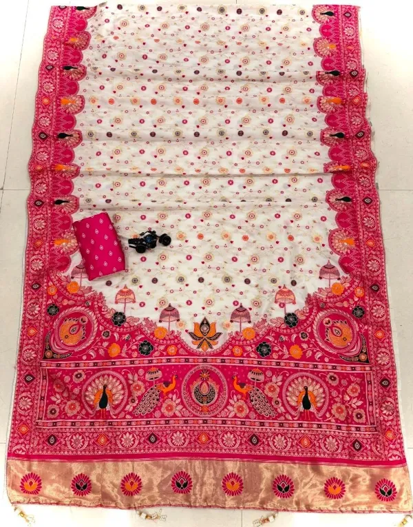 Premium_Luxurious_Pachmina_Saree_With_Full_Worked_Pallu_And_Lagdi_Patta_Heavy_Red_Pallu_Adorned_With_Decorative_Tassels