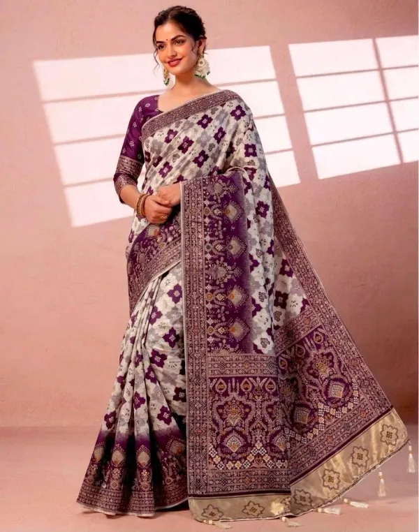 Premium_Luxurious_Pachmina_Saree_With_Full_Worked_Pallu_And_Lagdi_Patta_Heavy_Red_Pallu_Adorned_With_Decorative_Tassels
