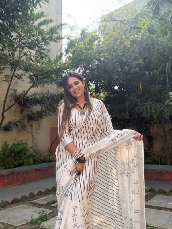 Elegant_Off_White_Pure_Linen_Digital_Printed_Saree_With_Striped_Design_And_Unique_Black_Motif_Pallu_Comes_With_Blouse_Piece_And_Tassels