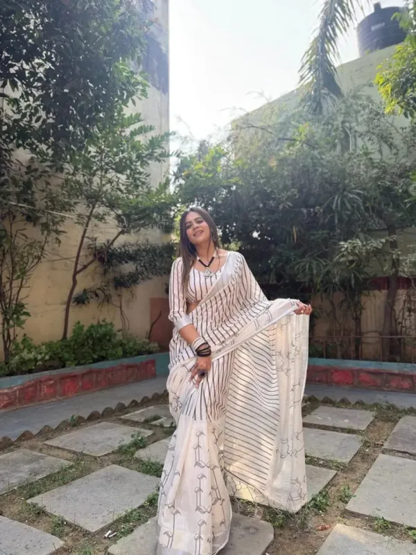 Elegant_Off_White_Pure_Linen_Digital_Printed_Saree_With_Striped_Design_And_Unique_Black_Motif_Pallu_Comes_With_Blouse_Piece_And_Tassels