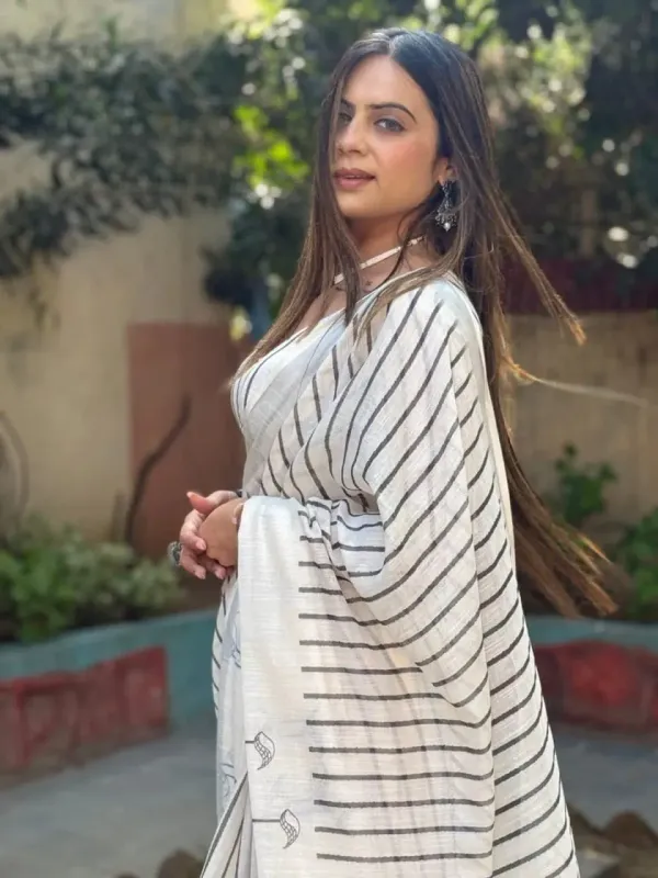 Elegant_Off_White_Pure_Linen_Digital_Printed_Saree_With_Striped_Design_And_Unique_Black_Motif_Pallu_Comes_With_Blouse_Piece_And_Tassels