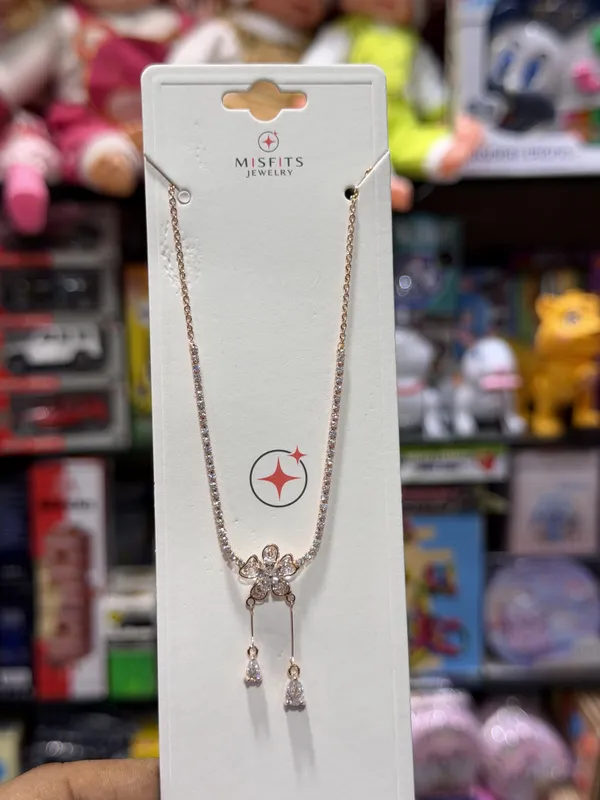 Ishani_Rose_Gold_Floral_Pendant_Necklace_for_Women