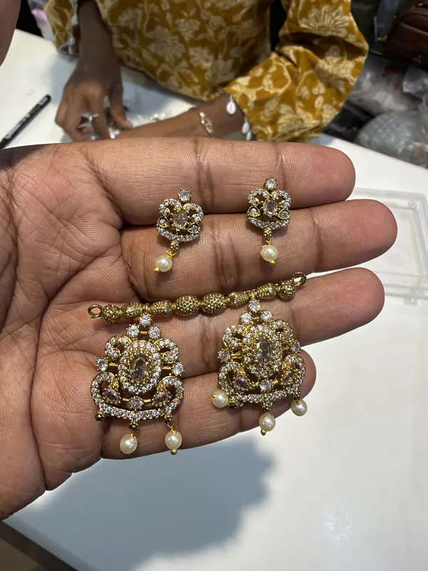 Akshara_Gold_Tone_Victorian_Kundan_Mangalsutra_and_Earrings_Set_for_Women