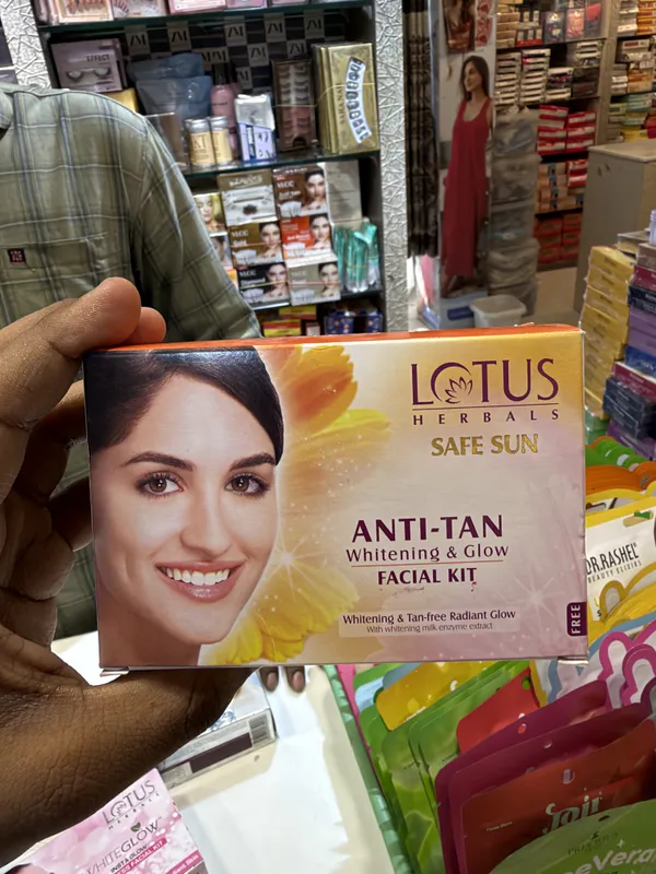 Lotus_Herbals_Safe_Sun_Anti-Tan_Whitening_And_Glow_Facial_Kit