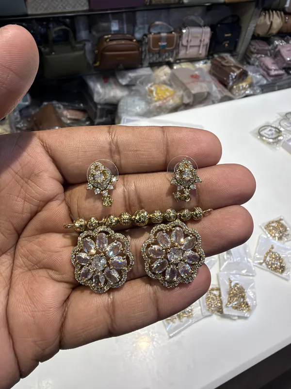 Ovi_Gold_Tone_Victorian_Kundan_Mangalsutra_and_Earrings_Set_for_Women