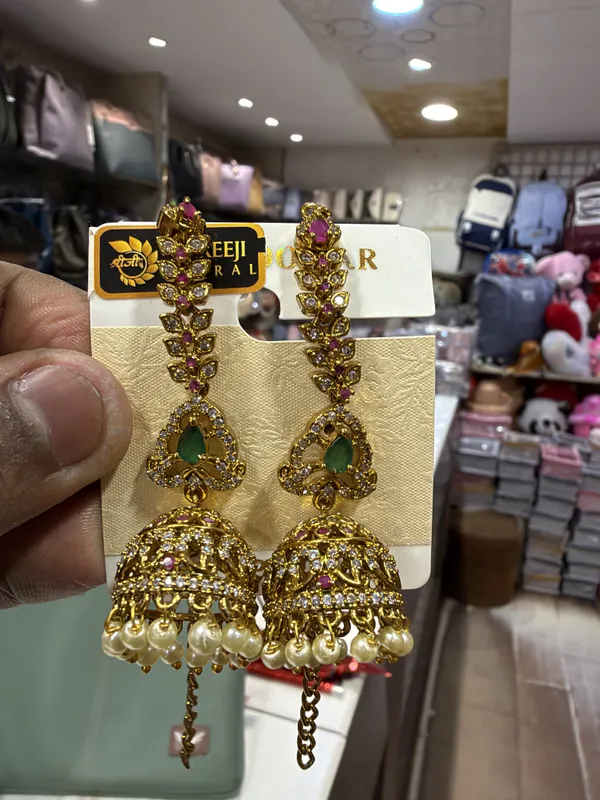 Gitika_Gold-Tone_Stone-Studded_Jhumka_Earrings_for_Women